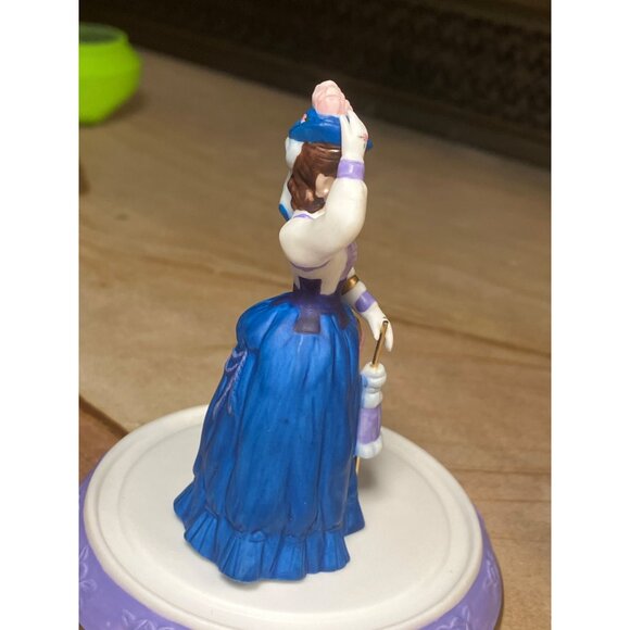 Avon Mrs PFE Albee Miniature Figure and Plastic Display Dome - Picture 3 of 11